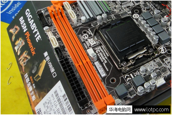 技嘉B85NPhoenix鳳凰版內存卡槽